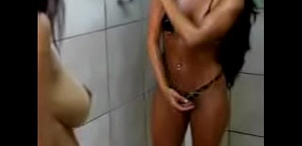  Hot Chat - Valeria e Fabiana banho